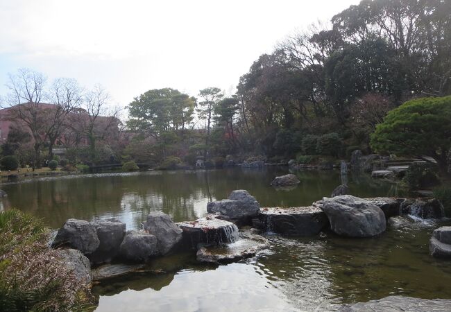 石橋文化センターの一角にはレストランのある日本庭園があります。