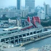 ポートアイランドへと渡る橋