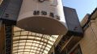 アーケードの下にたくさんのお店