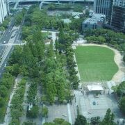 神戸市役所に隣接した大きな公園