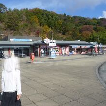 広い駐車場の宮島サービスエリア