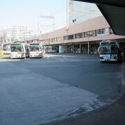 西鉄バスの主要な乗り場で、多方面に行く多くのバスが発着します。