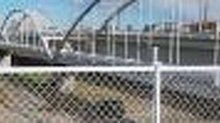 アーチが目立つ