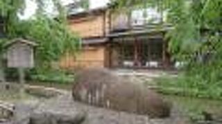 白川南通りにあります