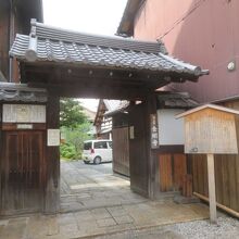 「上の堂」と称したお寺です