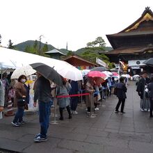 御開帳で賑わう善光寺