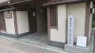 白川のそばにあります