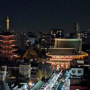 額には「浅草寺」と書かれています。本堂にではなく宝蔵門に書かれているのは個人的には不思議です。