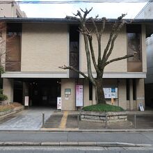 近くには新島襄ゆかりの施設が