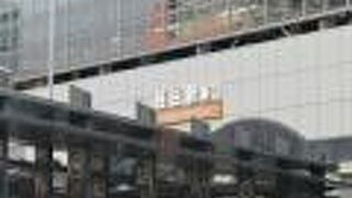 以前と快速は止まりませんが、高架線になって駅周辺の整備もされて非常に便利になりました