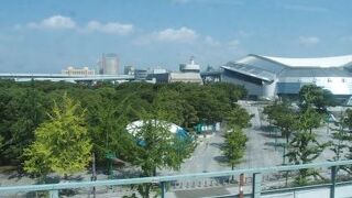 体育館やプールがある大きな公園