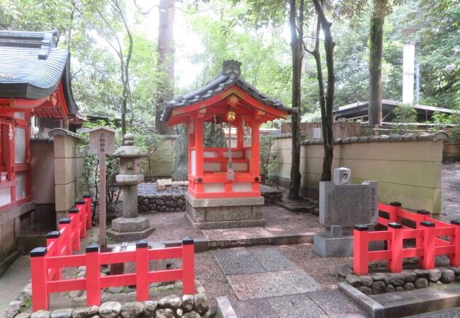 日吉社の隣にあります