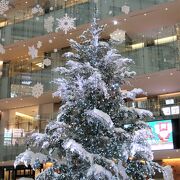 1階アトリウムの大きなクリスマスツリーと、6階「キッテガーデン」からの東京駅赤レンガ駅舎の見晴らしの良さに感動！