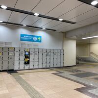 コインロッカー右手の階段へ