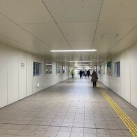 窓の塞がれた連絡通路を通り