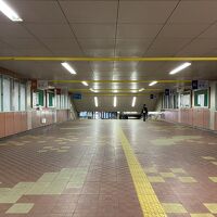 階段登り降りし、この通路の先がホテルビル