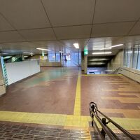 真ん中のガラス張りの通路へ