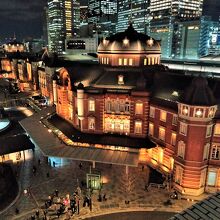 ここから見えるライトアップされた東京駅が素敵