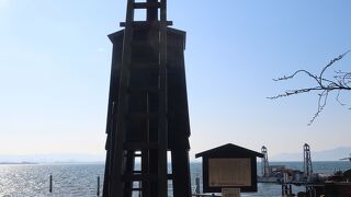 湖に設置された珍しい灯台