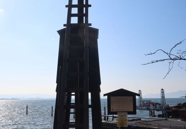 湖に設置された珍しい灯台