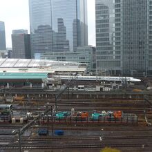 屋上庭園から見た電車が行き来する東京駅