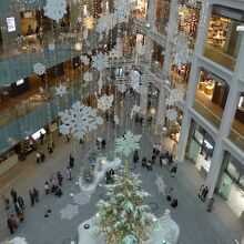 モール内の風景と上から見たクリスマスツリー