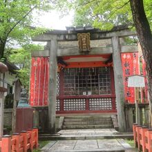 朱塗りの欄干です