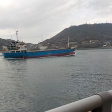 めかり観潮遊歩道から関門海峡を見ました。