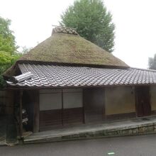 かやぶき屋根がいい雰囲気です