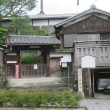 通りに溶け込んだお寺です