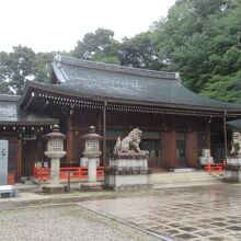 有料エリアに龍馬のお墓があります