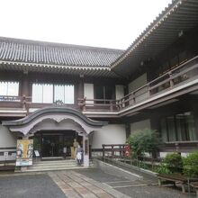 庭に木戸孝允別邸の灯籠があります