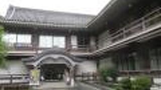 お城のような建物です