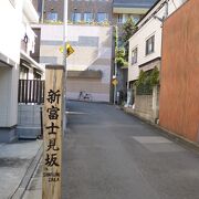 周りを建物に囲まれた裏通り