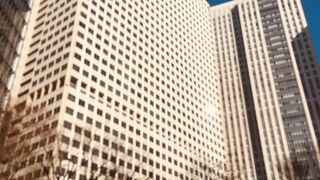 どっしり構えたビル