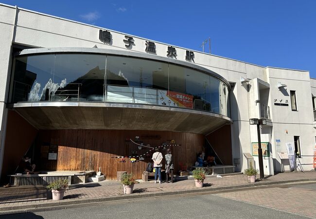 鳴子温泉駅正面、左右に２つの足湯