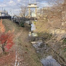 「長良川」手前の小川