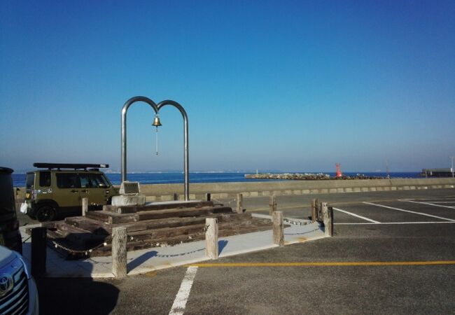 東京湾フェリーのそば、海を見ながら幸せの鐘を鳴らせます