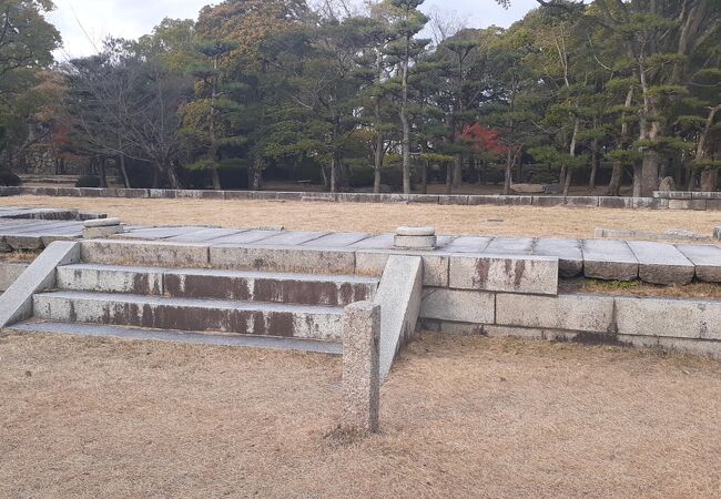 紙屋町バスセンターの近くに位置する敷地規模が広めの公園