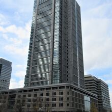 東京駅丸の内口の正面にある丸ビル
