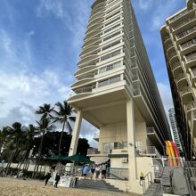 ワイキキショア海側1階のステーキシャック（左）とバナン（右）