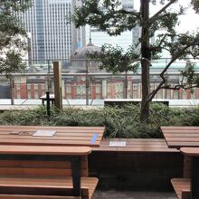 隙間から見ると、屋外テラスと東京駅が見えました