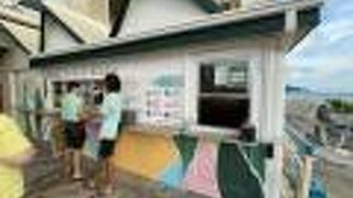 ワイキキショアの海沿い１階のバナン！ビーチに腰掛けてダイアモンドヘッドを見ながら食べたい♪