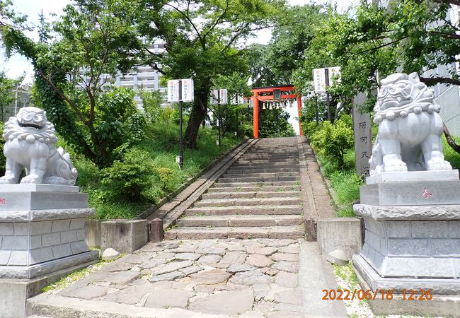 ＪＲ仙石線榴ヶ岡駅から北に数分の所にある菅原道真公を祀った神社