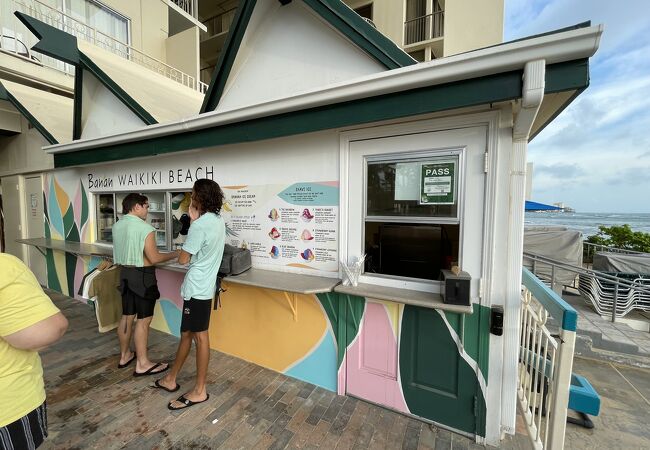 ワイキキショアの海沿い１階のバナン！ビーチに腰掛けてダイアモンドヘッドを見ながら食べたい♪