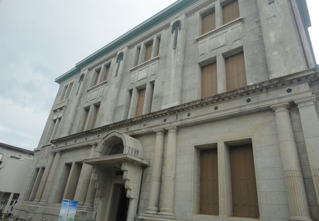 銀行の建物を利用