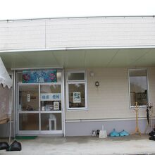 ～製塩工場の建物内に売店があります～