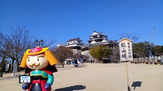 歩いて天守を目指すもよし