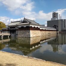 城址公園に入ると、右に復元され平櫓・多聞櫓・太鼓櫓が見える。