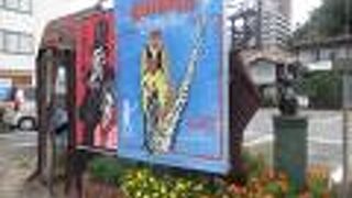 映画の看板があります